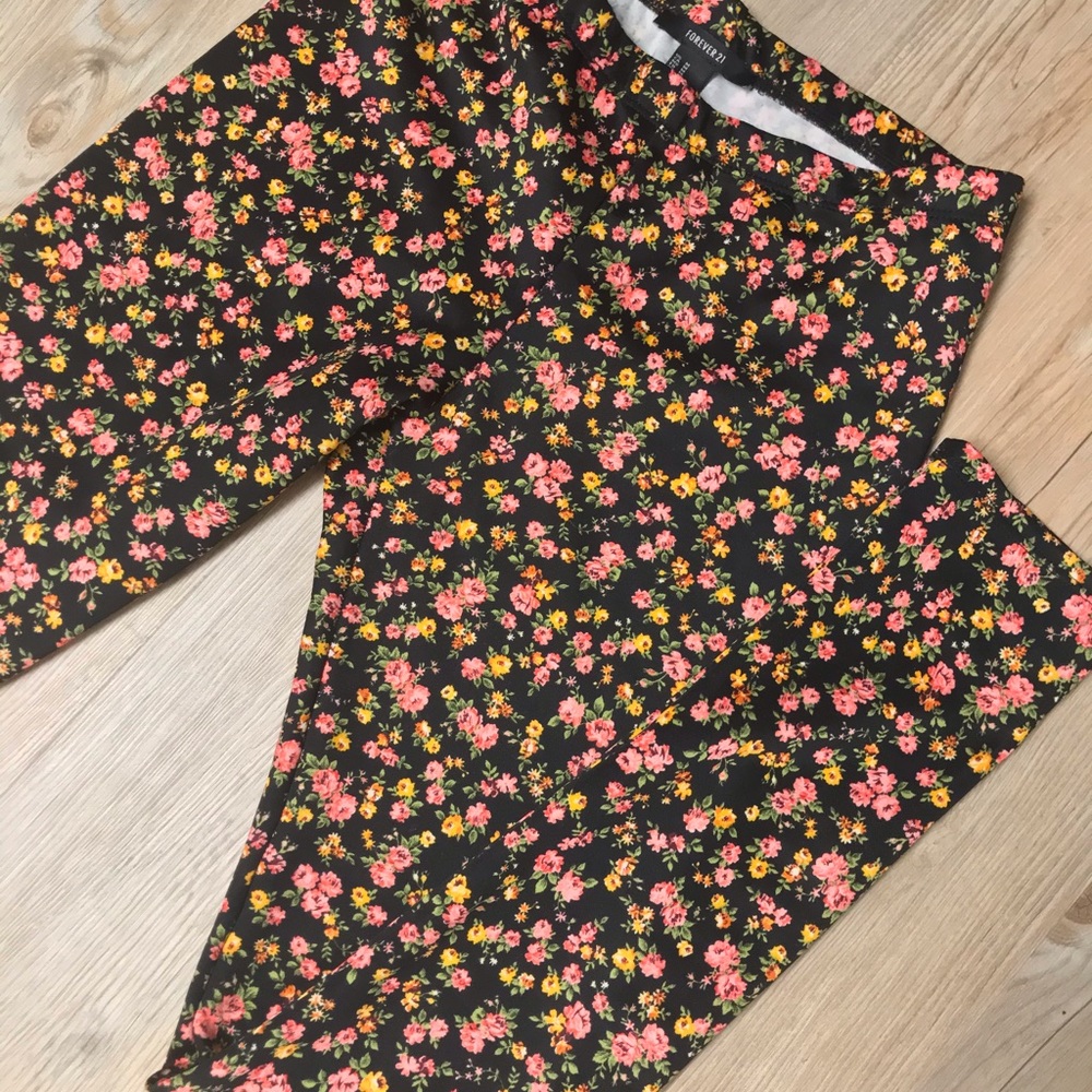 FOREVER 21 LEGGINGS SIZE MEDIUM